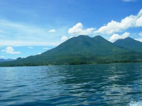 Guatemalské jezero Atitlán
