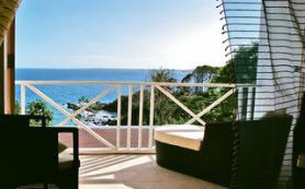 Karibský hotel Bacolet Beach Club s terasou