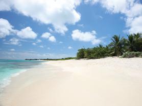 Karibský ostrov Anguilla a jedna z pláží