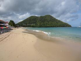 Karibský ostrov Svatá Lucie s pláží v zátoce Rodney bay