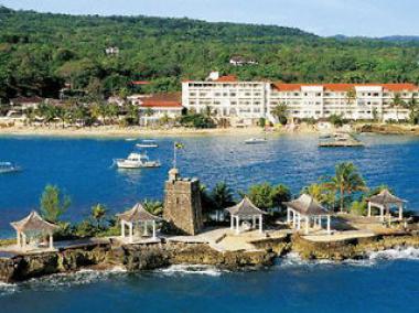 Jamajský hotel Couples Tower Isle u moře