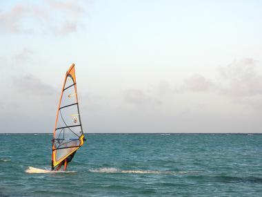 Karibik a windsurfing na moři
